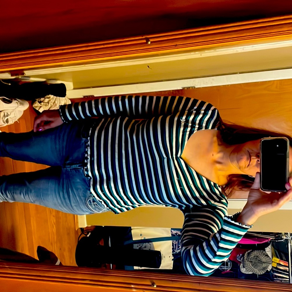 Juniors Hurley long sleeve crop top size Large. Only worn once for a brief time.